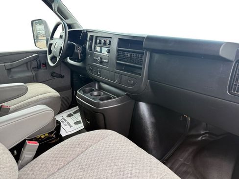 Used 2018 GMC Savana 3500 w/ Driver Convenience Package RWD image 9