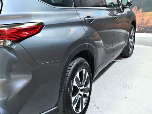 Used 2022 Toyota Highlander XLE AWD/4WD image 9