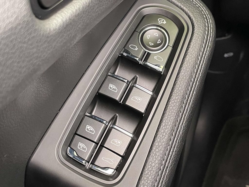 Certified 2026 Porsche Macan AWD/4WD image 39