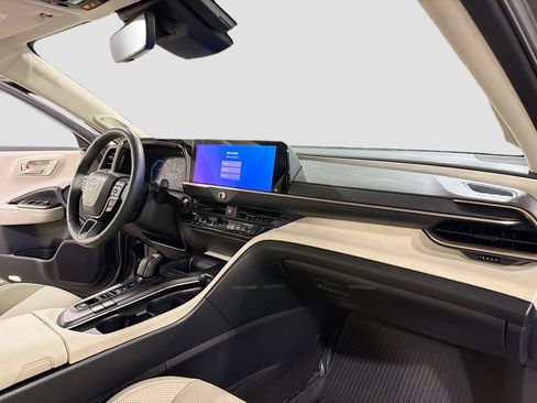 Used 2023 Toyota Crown image 5