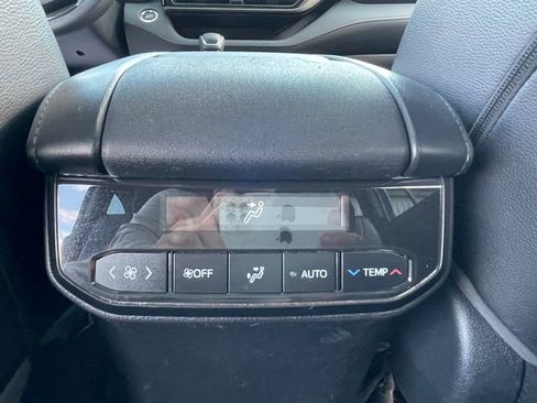 Used 2023 Toyota Highlander XLE AWD/4WD image 19
