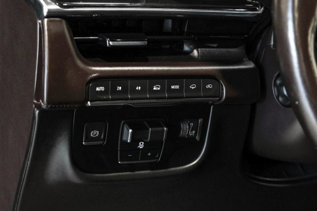Used 2022 Cadillac Escalade Premium Luxury Platinum AWD/4WD image 27