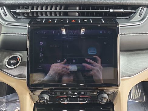 Used 2025 Jeep Grand Cherokee Limited w/ Luxury Tech Group II AWD/4WD image 20