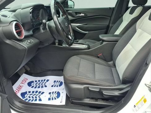 Used 2024 Chevrolet Trax RS w/ Sunroof Package FWD image 17