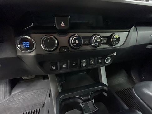 Used 2018 Toyota Tacoma TRD Off-Road w/ Technology Package AWD/4WD image 16