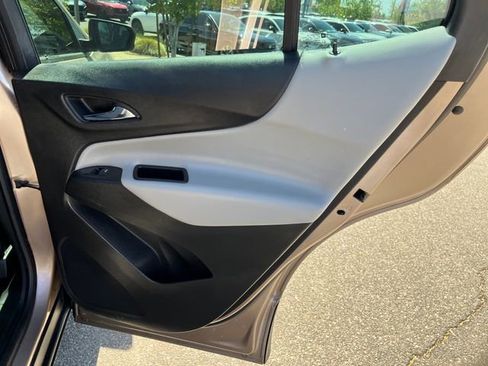Used 2019 Chevrolet Equinox LS FWD image 21