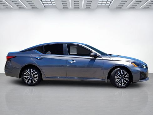 Used 2024 Nissan Altima 2.5 SV FWD image 3
