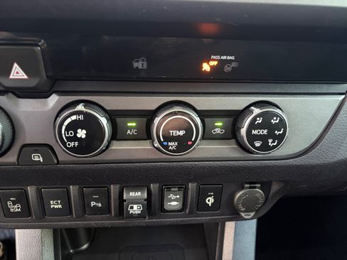 Used 2018 Toyota Tacoma TRD Off-Road w/ Technology Package AWD/4WD image 22