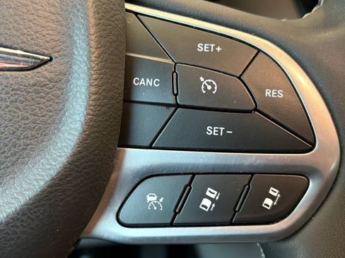 Used 2024 Chrysler Pacifica Limited FWD image 18