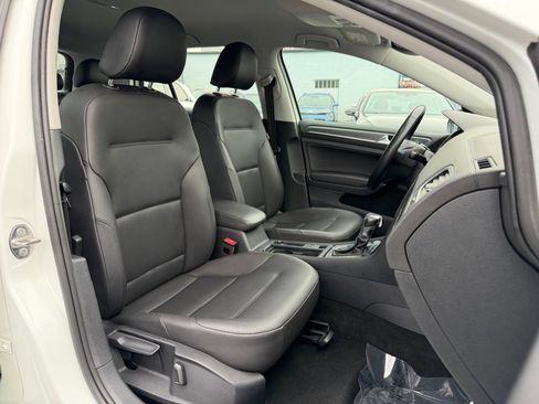 Used 2019 Volkswagen e-Golf SEL Premium image 31