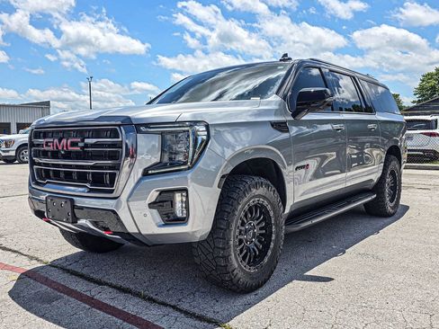 Used 2024 GMC Yukon XL AT4 w/ Technology Package AWD/4WD image 3