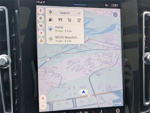 Used 2023 Volvo XC40 B5 Plus image 24