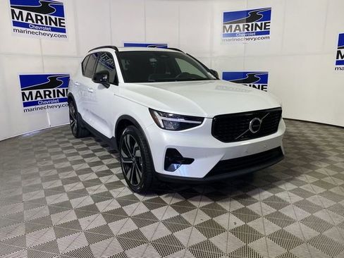 Used 2023 Volvo XC40 B5 Plus AWD/4WD image 1