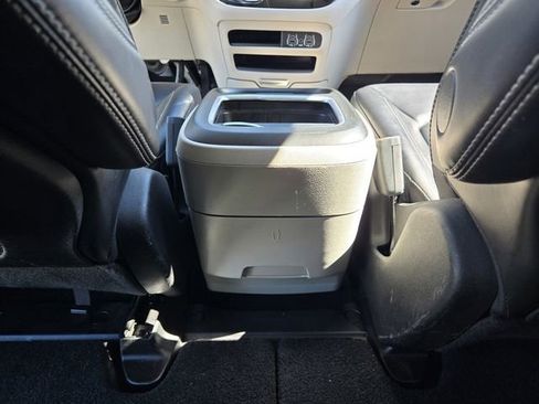 Used 2023 Chrysler Pacifica Touring-L image 15