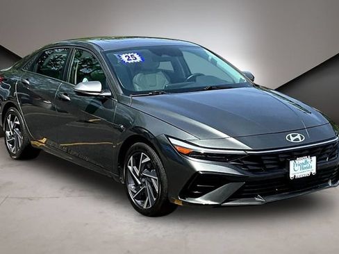 Used 2025 Hyundai Elantra Limited FWD image 3