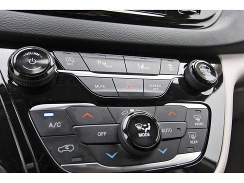 Used 2023 Chrysler Pacifica Touring-L image 24