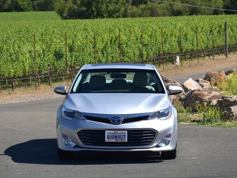 Used 2014 Toyota Avalon Limited w/ Technology Package FWD image 3