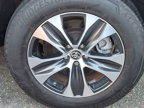 Used 2020 Toyota Highlander XLE image 28