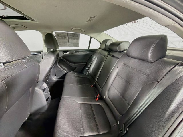 Used 2017 Volkswagen Jetta SEL FWD image 28