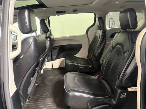 Used 2018 Chrysler Pacifica Limited FWD image 19