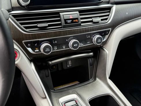 Used 2018 Honda Accord Touring image 19