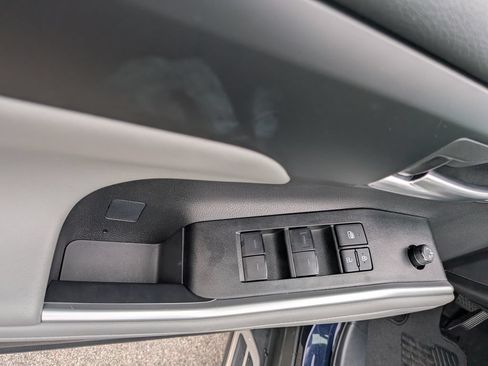 Used 2025 Toyota Highlander XLE FWD image 10