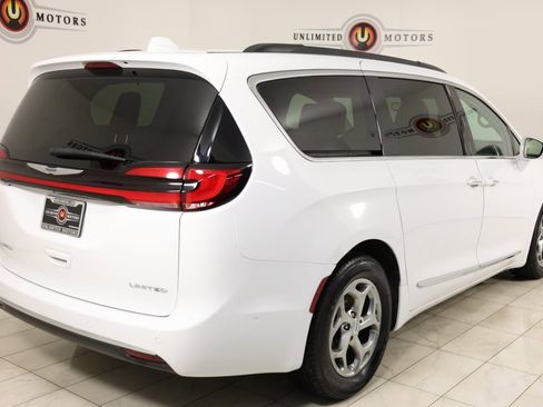 Used 2022 Chrysler Pacifica Limited image 3
