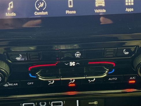 Used 2024 Jeep Grand Cherokee Limited image 20