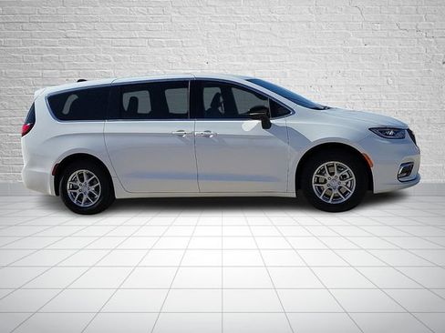 New 2026 Chrysler Pacifica Select image 5