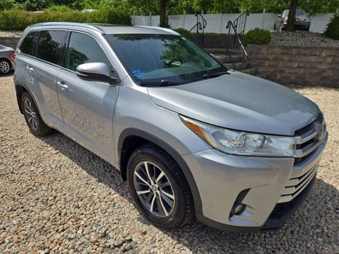 Used 2018 Toyota Highlander XLE AWD/4WD image 9
