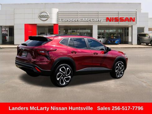 Used 2025 Chevrolet Trax RS w/ Driver Confidence Package FWD image 3