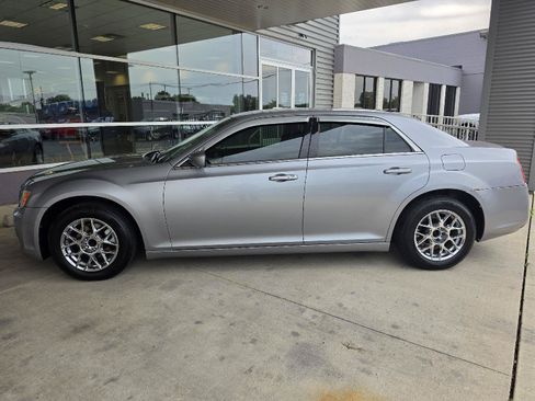 Used 2013 Chrysler 300 w/ Driver Convenience Group RWD image 2