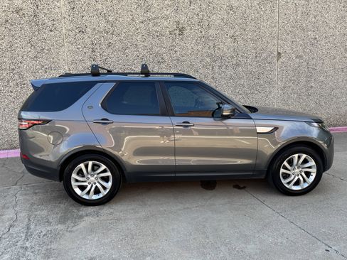 Used 2017 Land Rover Discovery HSE AWD/4WD image 2