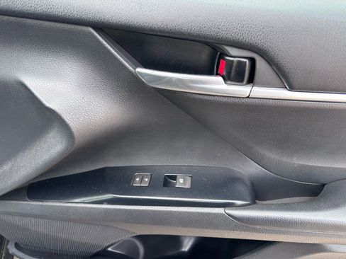 Used 2020 Toyota Camry SE w/ Sunroof Package image 26