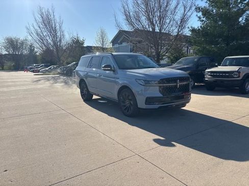 New 2026 Lincoln Navigator Reserve AWD/4WD image 2
