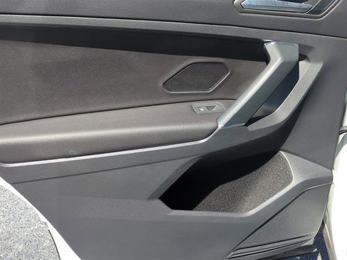 Used 2020 Volkswagen Tiguan SE image 48