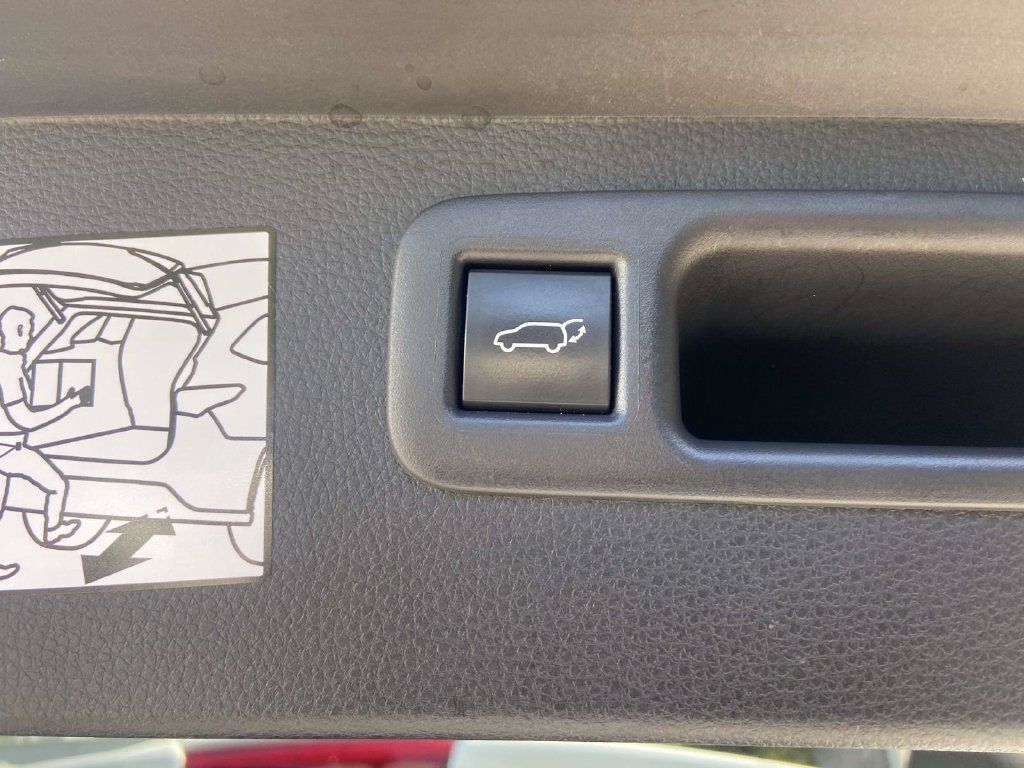 Used 2024 Toyota Highlander XLE FWD image 8