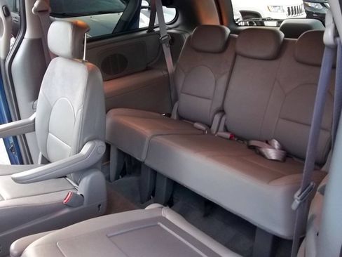 Used 2007 Chrysler Town & Country Limited FWD image 10