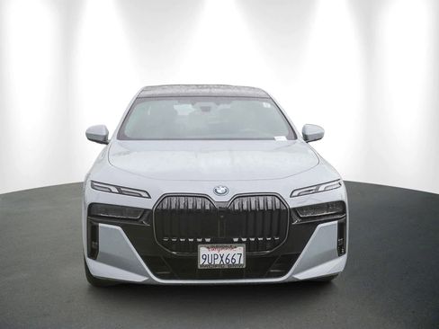 Used 2026 BMW 750e xDrive image 2