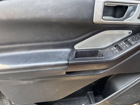 Used 2020 Ford Explorer Platinum w/ Premium Technology Package image 12