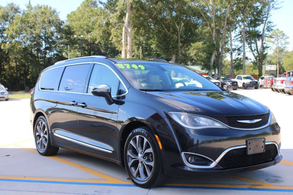 Used 2017 Chrysler Pacifica Limited w/ Tire & Wheel Group FWD image 1