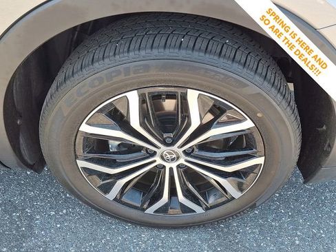 Used 2026 Toyota Crown XLE AWD/4WD image 9