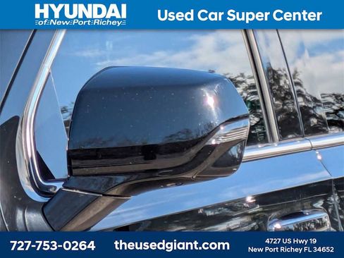 Used 2022 GMC Yukon XL Denali w/ Denali Premium Package image 11