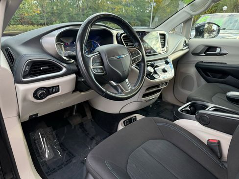 Used 2021 Chrysler Pacifica Touring w/ Cold Weather Group image 10