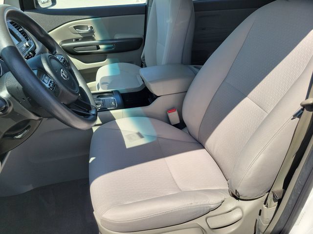 Used 2018 Kia Sedona L FWD image 17
