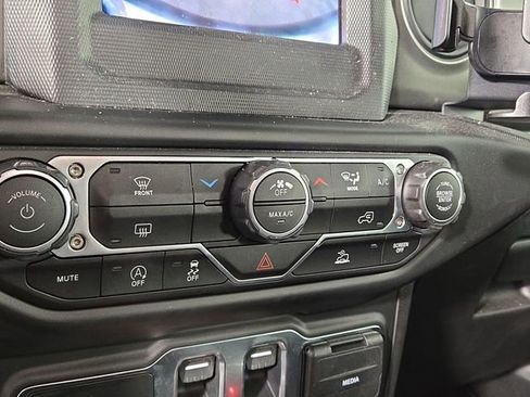 Used 2023 Jeep Wrangler Sport S image 19