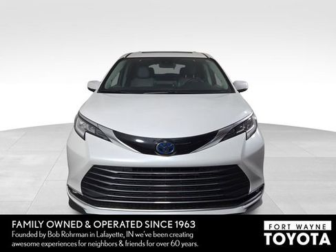 Used 2023 Toyota Sienna Limited FWD image 3