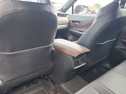 Used 2022 Toyota Venza XLE image 22