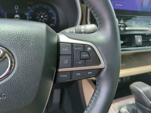 Used 2023 Toyota Highlander Limited FWD image 30