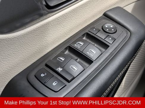 Used 2023 Chrysler Pacifica Touring-L FWD image 22
